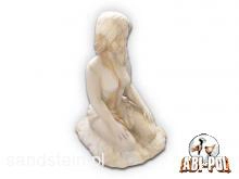 Skulptur aus Sandstein - knielende Frau